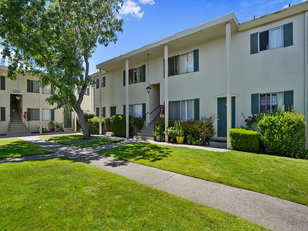 Colonial Garden Apartments photo 3